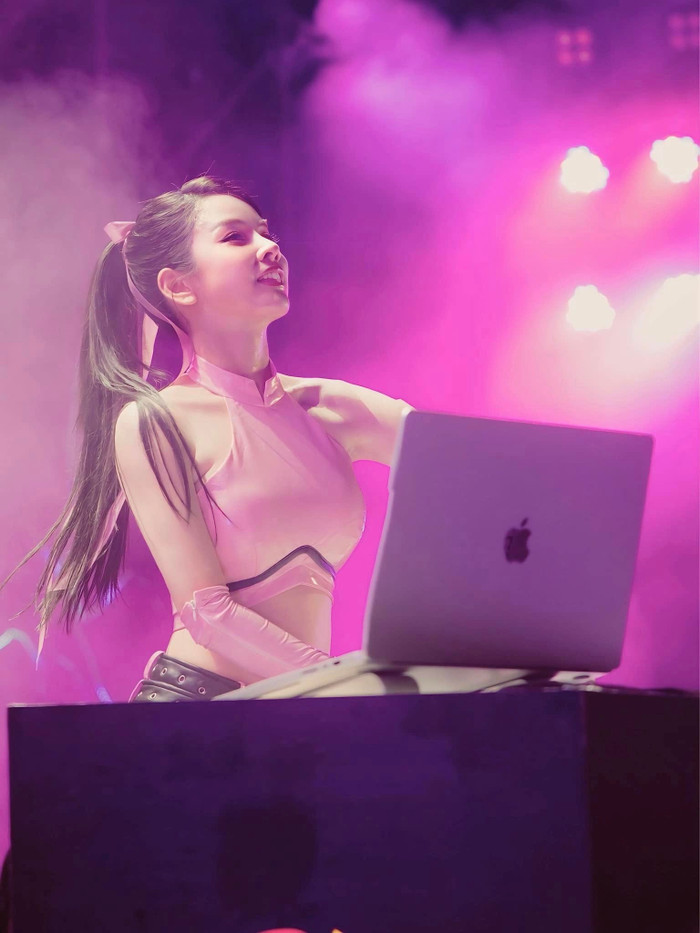 Nữ DJ bị đuổi vì ăn mặc kín đáo, từng khóc 7 ngày 7 đêm do sửa mũi hỏng Ảnh 2