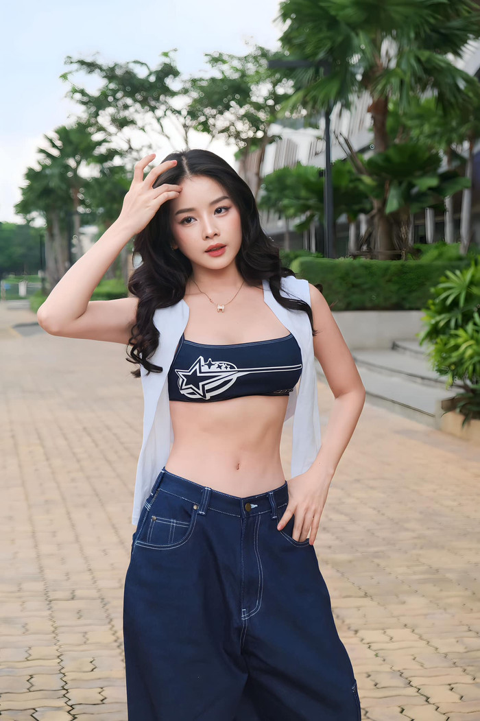 Ở loạt ảnh đời thường, nữ DJ chăm mặc hở khoe vòng eo nhỏ xíu. (Ảnh: FBNV)