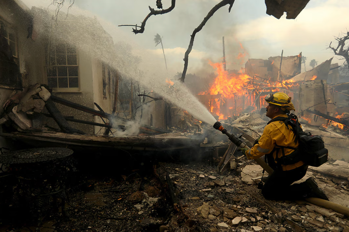 Đám cháy lan rộng, bùng phát dữ dội khiến đất trời tại một số nơi ở Los Angeles ngập trong khói lửa. (Ảnh: E! News)