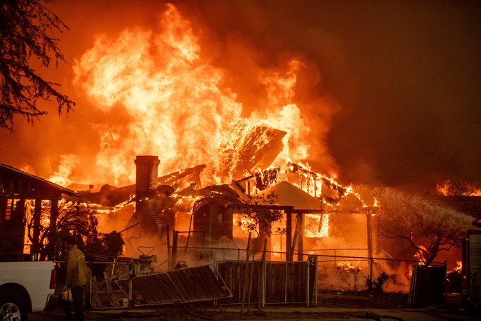 Một số nơi tại Los Angeles gặp hỏa hoạn, nhiều biệt thự riêng của ngôi sao nổi tiếng bị thiêu rụi. (Ảnh: AP)