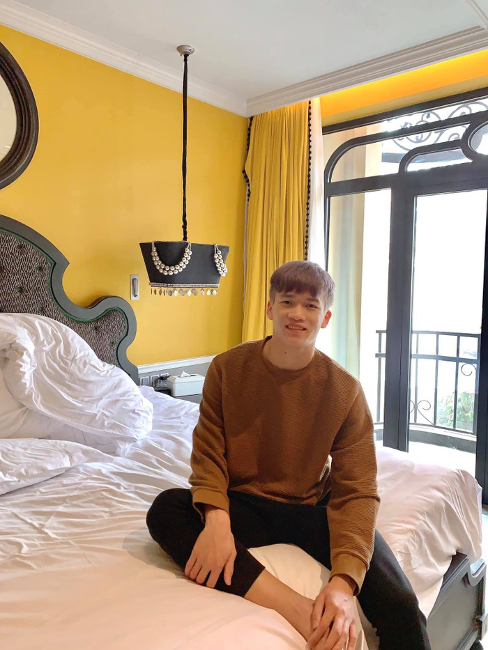 Về bất động sản, Hoàng Đức sở hữu một căn biệt thự trị giá không dưới 10 tỷ đồng tại quê nhà Hải Dương. Với sự nghiệp thăng hoa trên sân cỏ, chàng 'tỷ phú bóng đá' cũng vừa tậu thêm một căn chung cư cao cấp, chỉ cách sân vận động Mỹ Đình, Hà Nội vài bước chân. Dù chưa rõ anh đã đầu tư vào dự án nào, nhiều khán giả tin rằng đây là phần thưởng xứng đáng mà Hoàng Đức tự dành tặng bản thân sau nhiều năm nỗ lực trên sân cỏ.