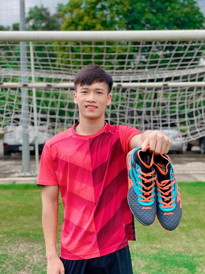 Cổ động viên chắc chắn sẽ tiếp tục ủng hộ và dõi theo sự nghiệp của Hoàng Đức trong tương lai. Trong thế giới bóng đá, thành công trên sân cỏ thường là ưu tiên hàng đầu, và tình yêu sẽ đến khi đúng thời điểm.