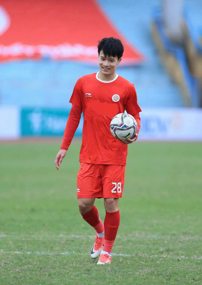 Tình trạng về tình yêu của chàng tiền vệ tuyển Việt Nam trở thành chủ đề được cổ động viên hết mực quan tâm, đặc biệt sau trận chung kết lượt về AFF Cup 2024. Trên các diễn đàn mạng xã hội, cụm từ khóa 'Hoàng Đức độc thân' hay 'Người yêu của Hoàng Đức' được đông đảo khán giả tìm kiếm.