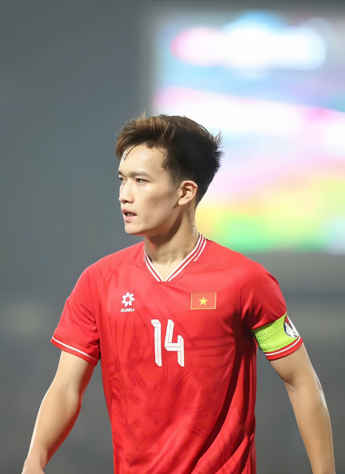 Hoàng Đức, cầu thủ nổi tiếng của tuyển Việt Nam hiện là một trong những gương mặt sáng giá của làng bóng đá. Với sự nghiệp thành công, thu nhập đáng nể và danh tiếng ngày càng thăng hoa, chân sút sinh năm 1998 được người hâm mộ ví như một 'tỷ phú bóng đá'. Tuy nhiên, chuyện tình cảm của Hoàng Đức dường như khá kín tiếng.