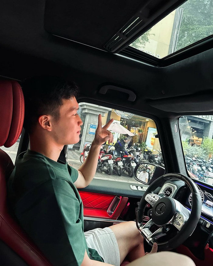 Sau khi cùng tuyển U23 Việt Nam giành chức vô địch bóng đá nam tại SEA Games 31, anh đã tự thưởng cho mình chiếc xế hộp Mercedes-Benz GLC 300 4MATIC trị giá khoảng 2,6 tỷ đồng. Năm 2023, Hoàng Đức tiếp tục bổ sung vào bộ sưu tập xe sang của mình chiếc Mercedes G63, có giá hơn 11 tỷ đồng.