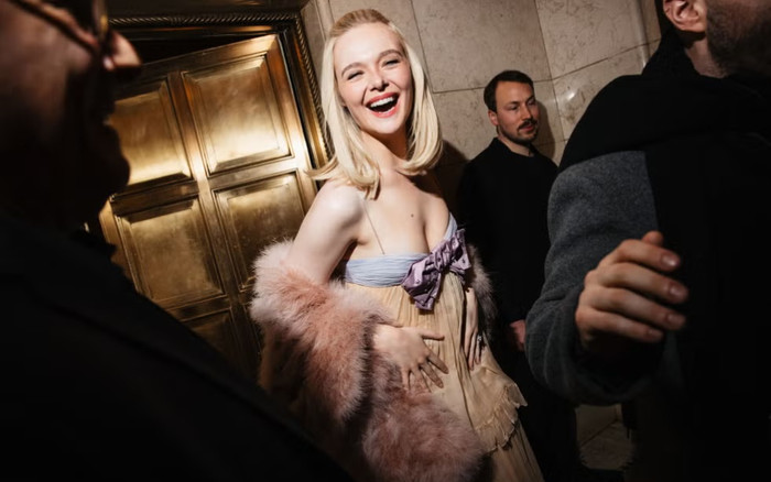 Elle Fanning tái định nghĩa thời trang thảm đỏ với Babydoll và Mafia Chic Ảnh 2