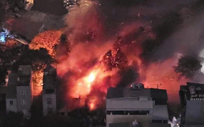 Cháy lớn ở dãy nhà chứa hàng hoá tại Hà Nội, nhân chứng kể lại giây phút lửa bùng lên Ảnh 2