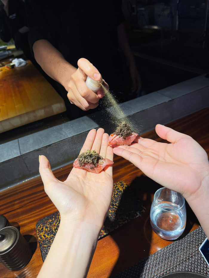 Kỳ Duyên đăng ảnh đi ăn tối tại nhà hàng sang chảnh cùng ai đó khiến dân tình đặt nghi vấn cô có tình mới. (Ảnh FBNV)