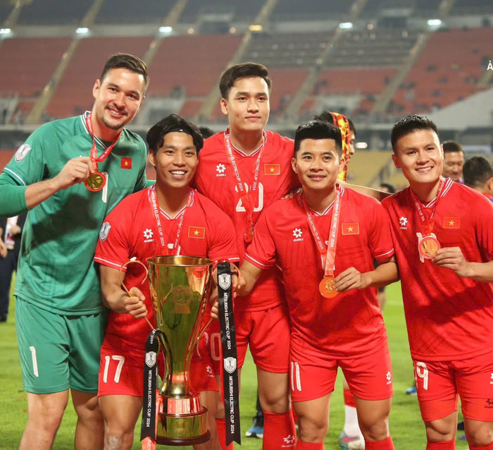 Nguyễn Filip chụp ảnh kỉ niệm cùng đồng đội tại chung kết lượt về AFF Cup 2024. (Ảnh: IGNV)