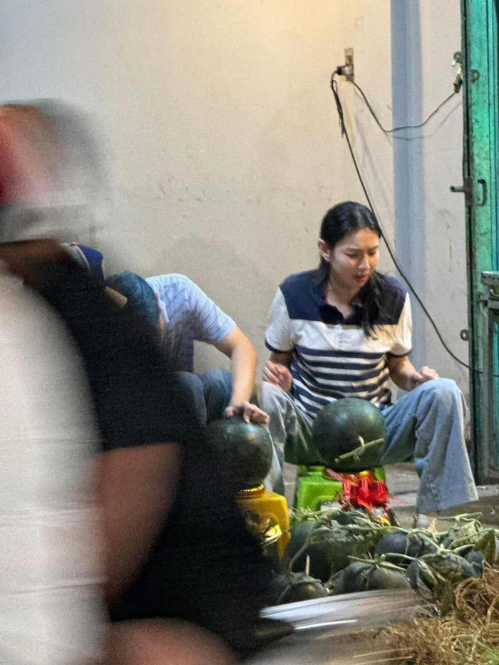 Hoa hậu Thùy Tiên bị bắt gặp ngồi lề đường để bán dưa hấu. (Ảnh: Sưu tầm) 