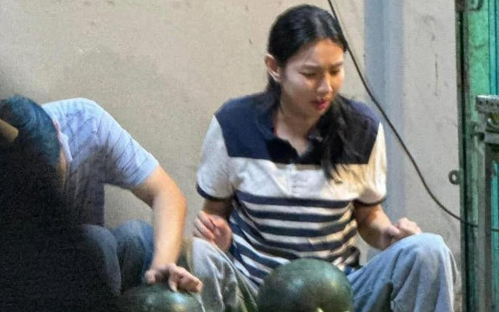 Bắt gặp Hoa hậu nổi tiếng Vbiz ngồi lề đường bán hàng Ảnh 2