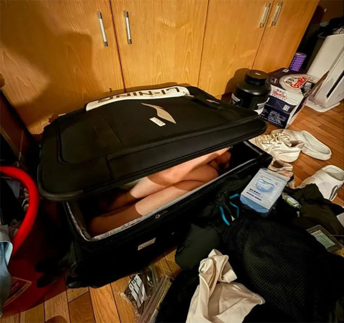 Cầu thủ 20 tuổi gây tranh cãi vì giấu bạn gái vào vali để đem về ký túc xá. 