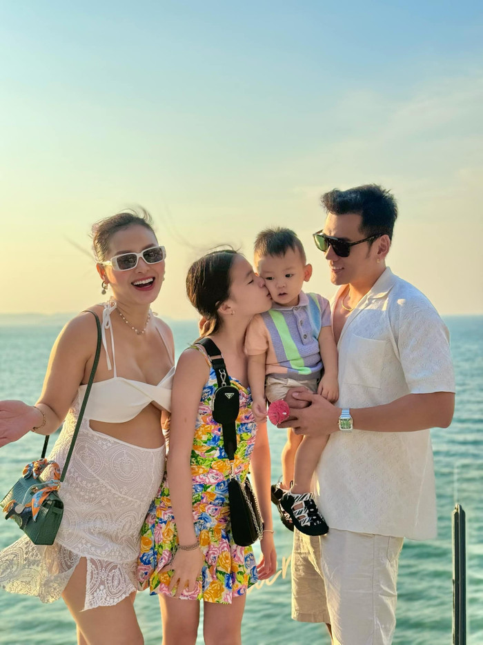 Những tháng cuối thai kỳ, Phương Trinh Jolie vẫn giữ được sự năng động, năng lượng vui vẻ tận hưởng chuyến du lịch cùng chồng và hai con. (Ảnh: FBNV)