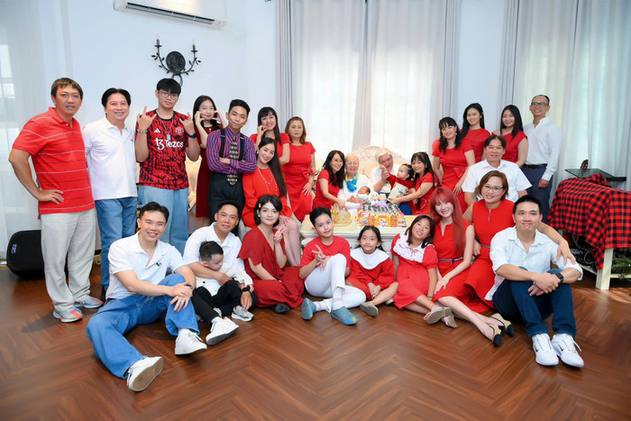 Showbiz 24h: Phan Hiển khéo léo khoe ảnh tất cả các thành viên trong đại gia đình quây quần bên nhau. Ảnh: FBNV