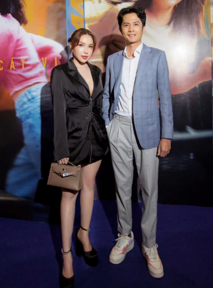 Cặp đôi liên tục có động thái ẩn ý công khai chuyện hẹn hò. Ảnh: FBNV