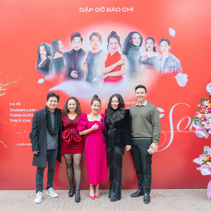 Khánh Linh, Tấn Minh, Đông Hùng, Hà Linh chúc mừng Giáng Son. Ảnh: NVCC