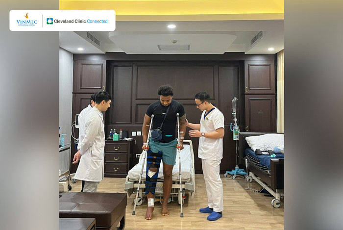 Hình ảnh tiền đạo Nguyễn Xuân Son chống nạng tập đi . (Ảnh: Vinmec)