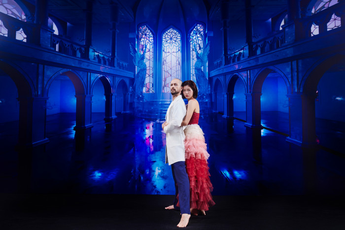 Kết thúc phần trình diễn của Hooyeon và Zhivko, giám khảo Chí Anh cho 10 điểm, giám khảo Sandra cho 10 điểm, giám khảo Khánh Thi cho 9 điểm và giám khảo Trần Ly Ly là 9 điểm và giám khảo Phan Hiển cho 9 điểm.