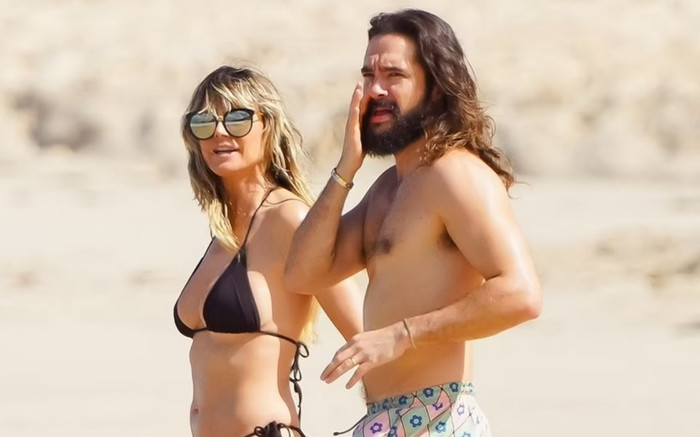 Người mẫu 51 tuổi gây chú ý khi xuất hiện cùng chồng trẻ trên bãi biển Ảnh 2