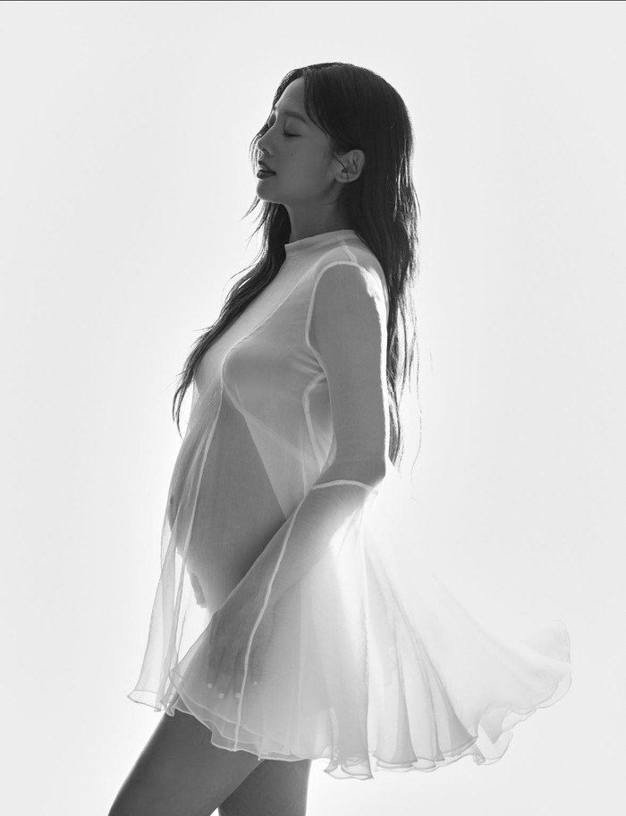 Nữ diễn viên Ngô Ánh Khiết lựa chọn tấm hình này để thông báo tin mang bầu với đông đảo khán giả. Ảnh: FBNV