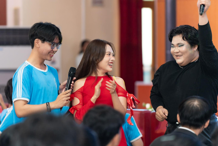 Phương Mỹ Chi bị 'cướp nghề' Ảnh 1