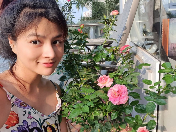 Biệt thự của nữ siêu mẫu có ban công rộng lớn, view nhìn ra sông thoáng mát. 