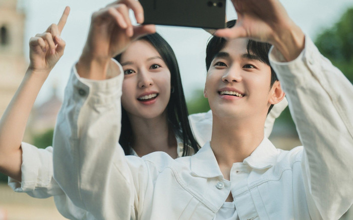 Không cần Dispatch, Kim Soo Hyun và Kim Ji Won tự công khai hẹn hò Ảnh 2