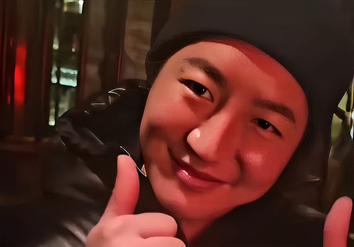 Trước khi qua đời, nam diễn viên được khán giả yêu quý vì sự đa tài và có nhiều mối quan hệ thân thiết với các ngôi sao trong làng giải trí. 