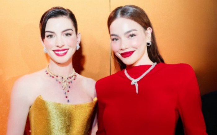 Chiếc váy vàng giúp Anne Hathaway đẹp lấn át Hồ Ngọc Hà và Lưu Diệc Phi Ảnh 2