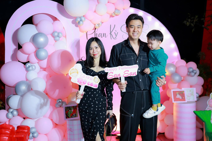 Vợ chồng nam MC và con trai thứ 2. (Ảnh FBNV)