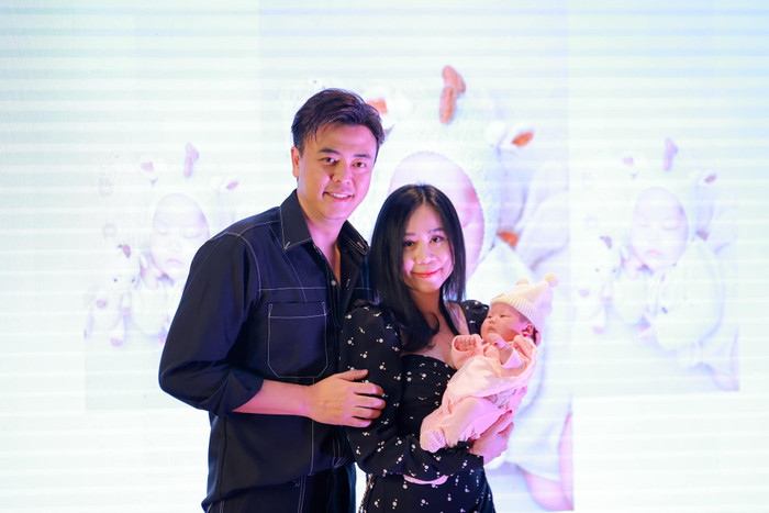 Vợ chồng MC Tuấn Tú bất ngờ công khai con gái út. (Ảnh FBNV)