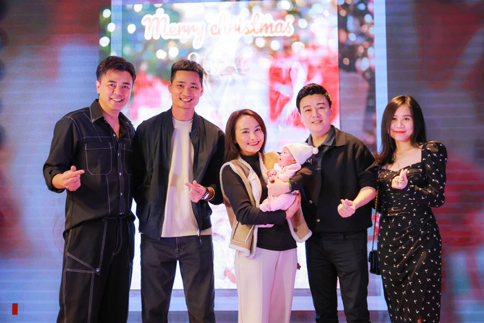 Vợ chồng diễn viên Bảo Thanh đến chúc mừng gia đình MC Tuấn Tú. (Ảnh FBNV)