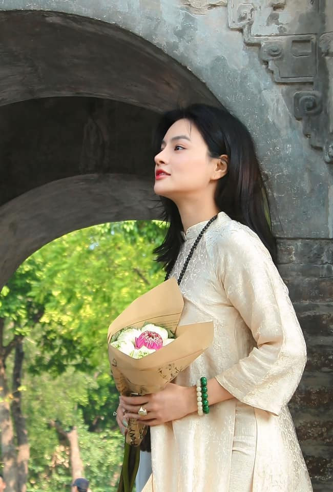 Siêu mẫu vẫn tỏa sáng dù không trang điểm cầu kỳ.  (Ảnh FBNV)