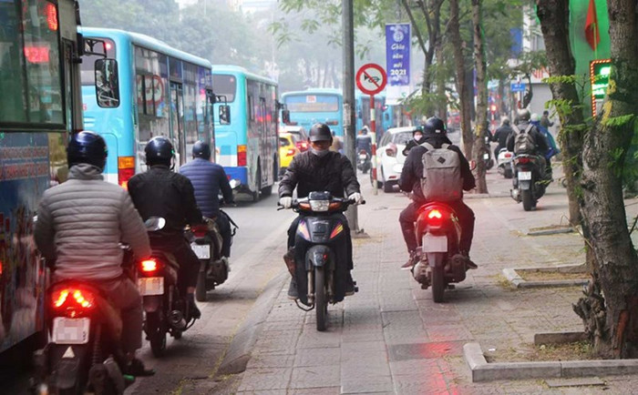 Từ 1/1/2025, người điều khiển xe máy đi trên vỉa hè sẽ bị phạt tiền 4-6 triệu đồng