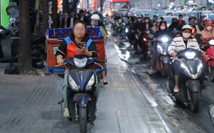 Cũng đi xe máy lên vỉa hè nhưng những trường hợp này không bị phạt 6 triệu đồng Ảnh 2