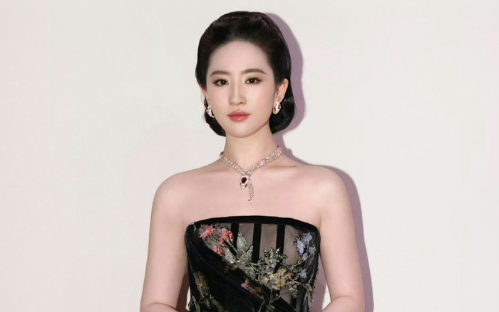 Khoảnh khắc xấu hổ của Lưu Diệc Phi Ảnh 2