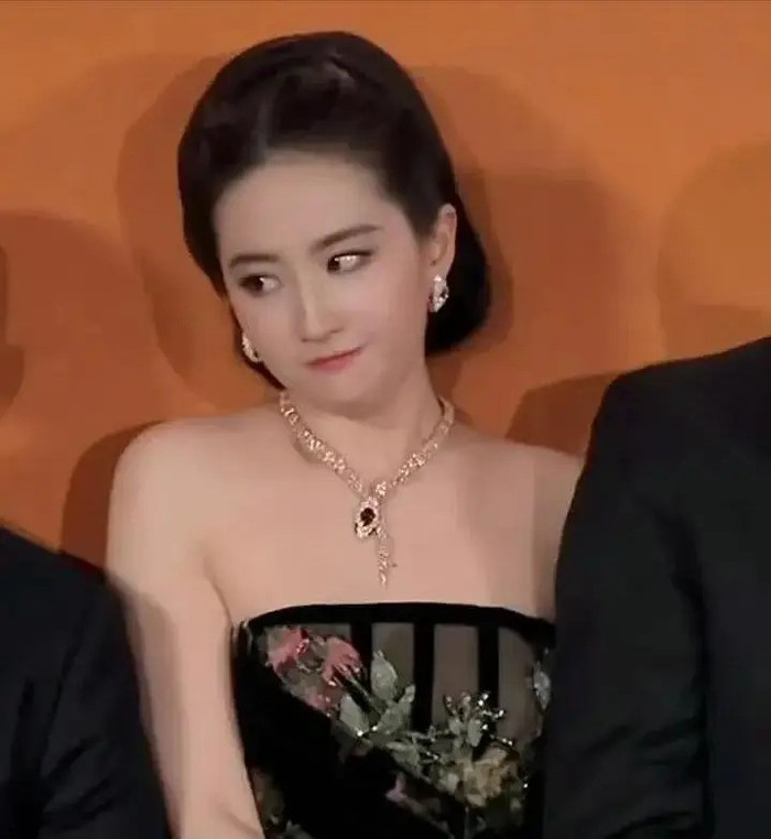 Lưu Diệc Phi bị chèn ép khi đứng chụp hình.