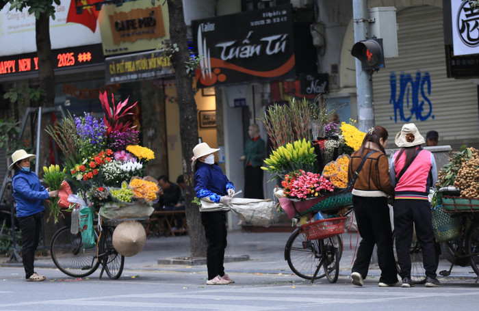 Hôm nay (11/1), cũng là ngày thứ Bảy cuối tuần, rất đông người dân đổ ra đường vui chơi, tận hưởng cái lạnh 10 độ C