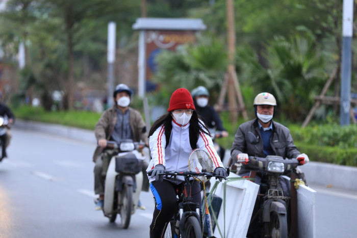 Ai nấy ra đường đều ăn mặc kín mít, chống chọi lại với cái rét căm căm tại Thủ đô