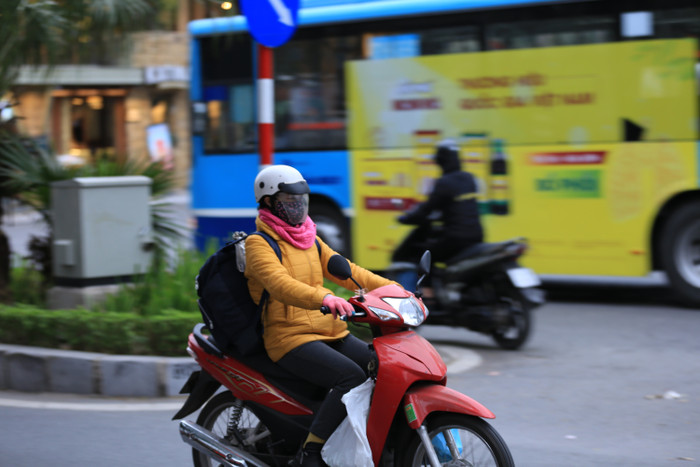 Những người dân di chuyển bằng xe máy sẽ cảm nhận rõ cái lạnh hơn khi từng đợt gió thổi qua.