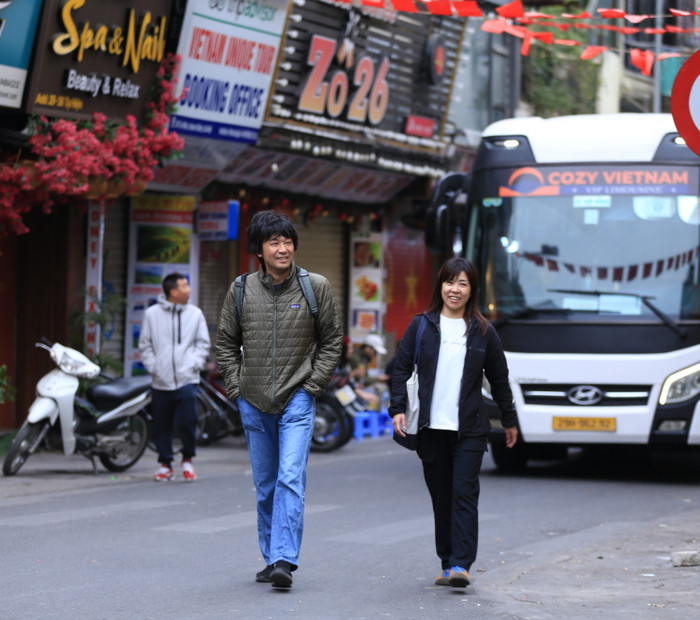 Du khách nước ngoài hào hứng tận hưởng cái lạnh tại Hà Nội