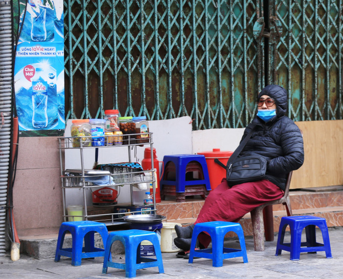 Ai nấy đều trùm kín mít, đội mũ, mặc quần áo ấm, đi tất khi ra đường