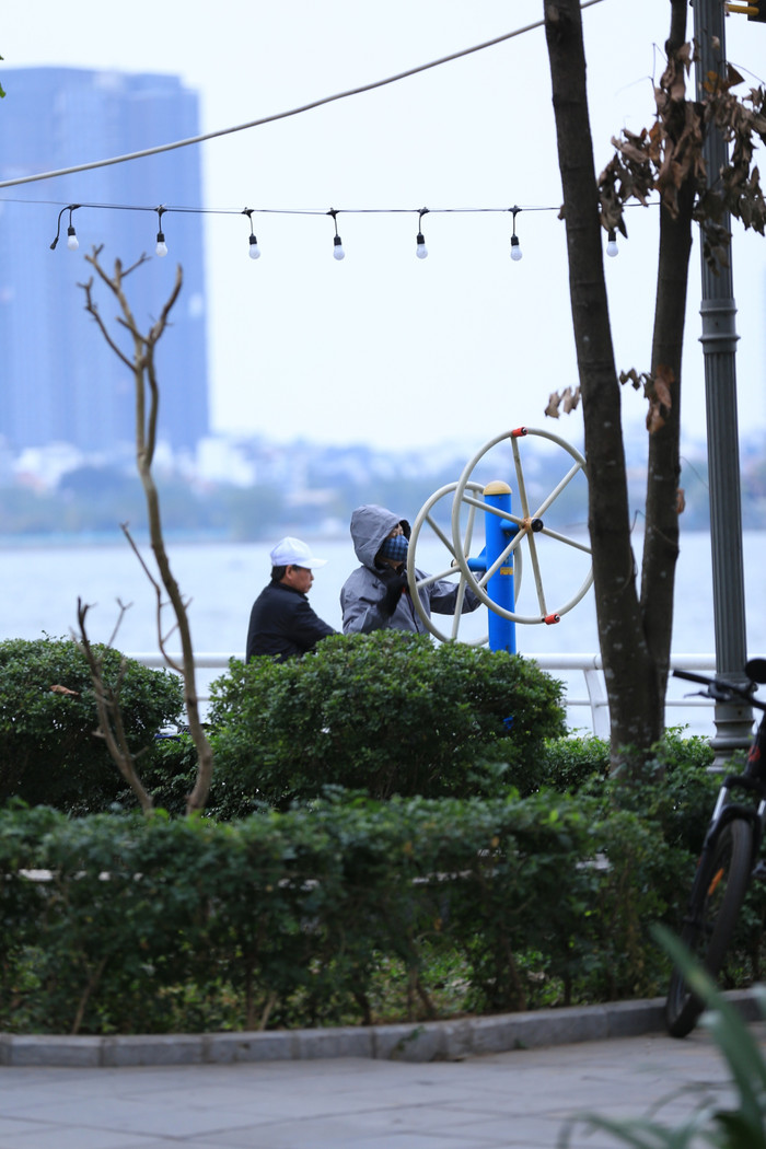 Những người dân đi tập thể dục cũng ăn mặc ấm áp nhất có thể