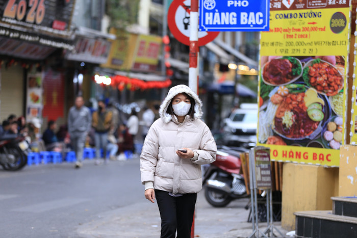 Theo Trung tâm Dự báo khí tượng thủy văn Quốc gia, hôm nay (11/1), thủ đô Hà Nội nhiều mây, không mưa, trưa chiều giảm mây trời nắng. Gió Đông Bắc cấp 3; trời rét đậm. Nhiệt độ thấp nhất 8-10 độ C. Nhiệt độ cao nhất 16-18 độ C.