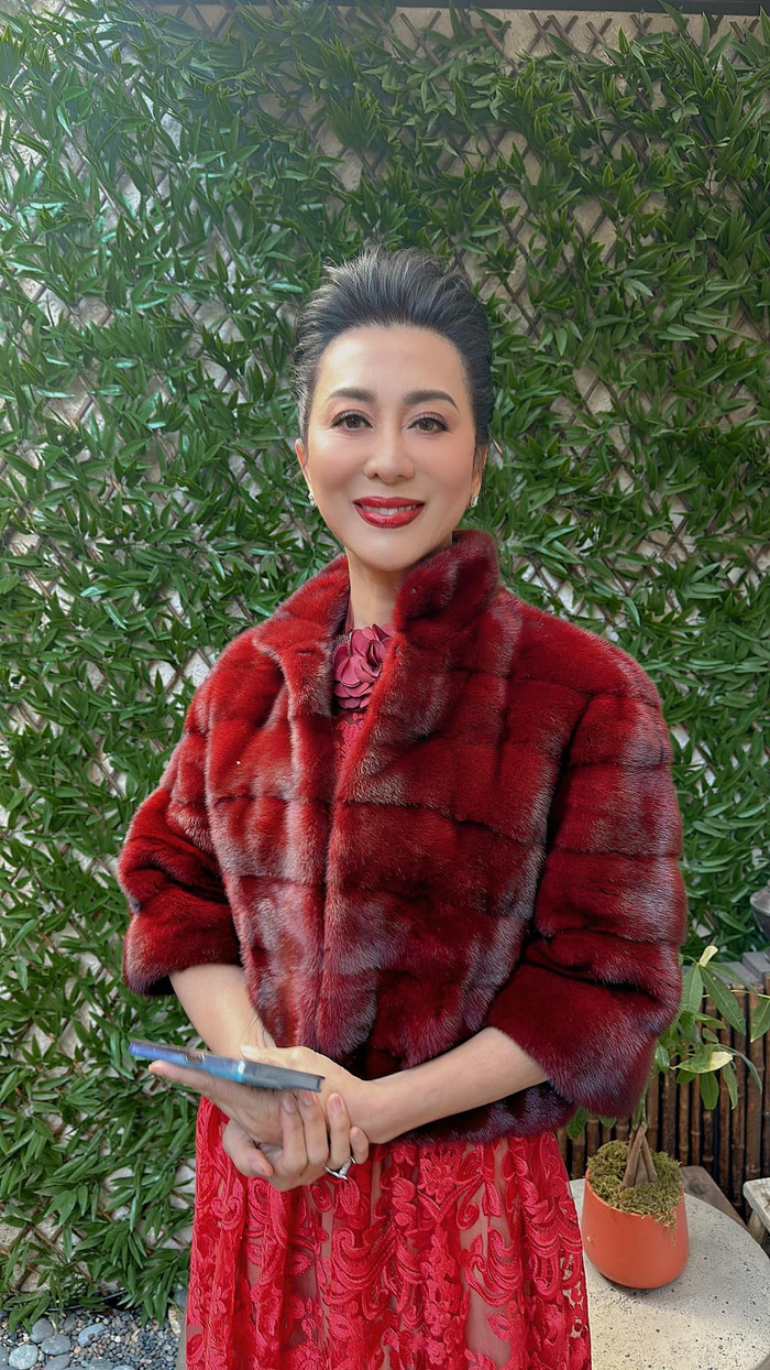 Nữ MC cho biết nếu phải sơ tán là đào vàng chôn trong nhà, lọ kim cương và mang theo album ảnh. (Ảnh FBNV)