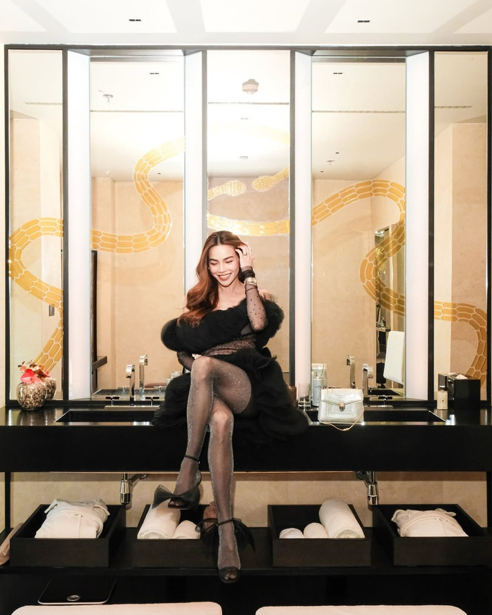 Thời trang của Hồ Ngọc Hà có sự thay đổi rõ rệt khi ngày càng ưa chuộng các thiết kế gợi cảm.