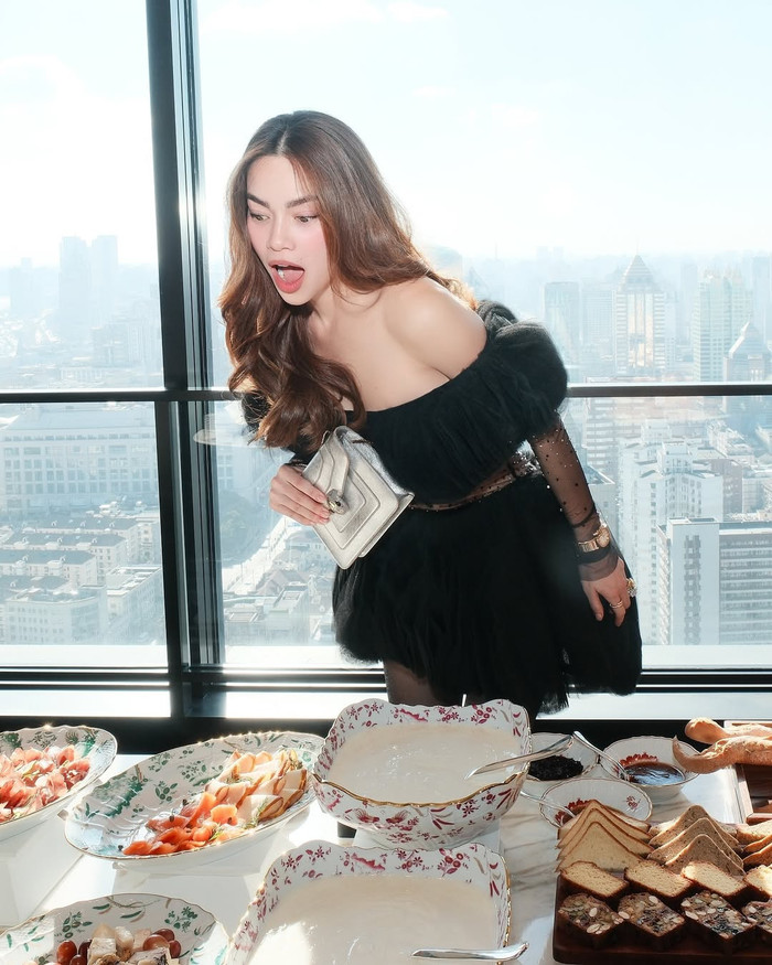  Hồ Ngọc Hà toát lên vẻ đẹp kiêu sa, quyến rũ trong bộ váy đen thanh lịch.