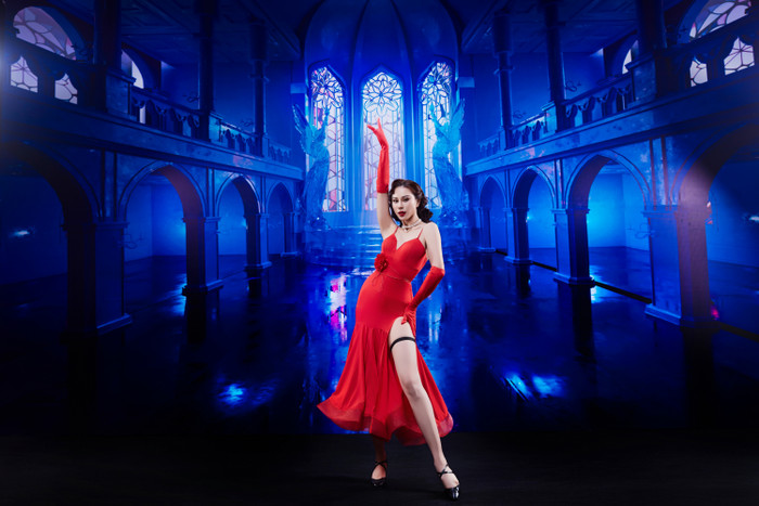 Chu Lê Vi Anh diện bộ váy đỏ với phong cách retro hiện đại.