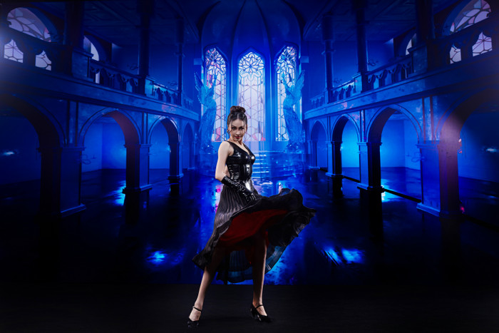 Á hậu Ngọc Hằng hóa thân thành một ma cà rồng quyền lực trong điệu Quickstep cùng bạn nhảy Lyubomir.