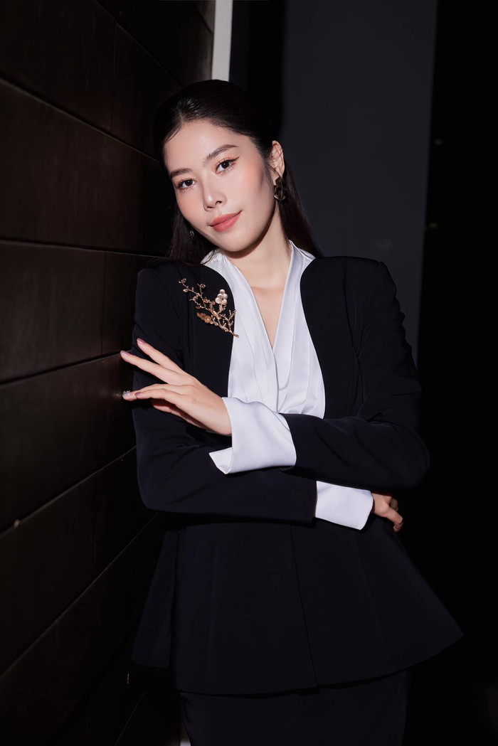 Showbiz 24h: Nam Em hiện có cuộc sống êm ấm, bình yên bên cạnh bạn trai kiêm quản lý. Ảnh: FBNV